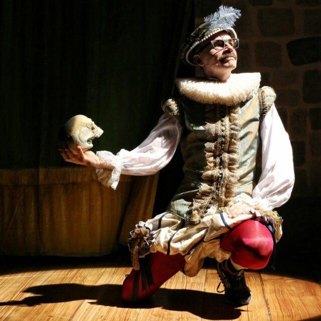 Hamlet: Prince of Skidmark - Richard holding the skull of Yorick. Photo by Prudence Upton